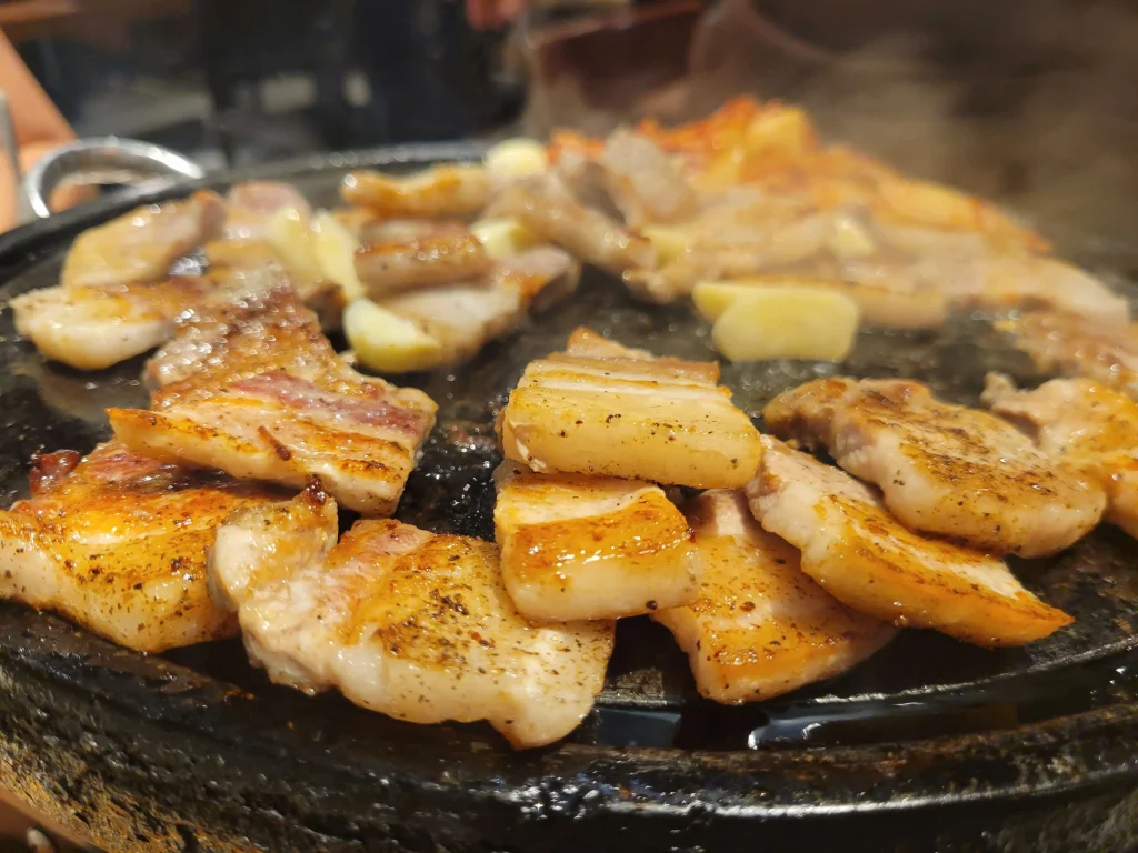 韓国明洞の焼肉店のサムギョプサル