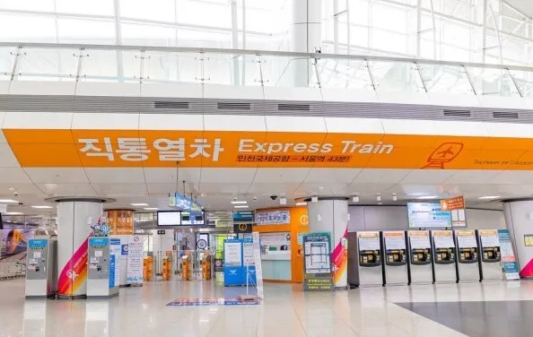 オレンジ色の案内：直通列車（Express Train）の乗り場
