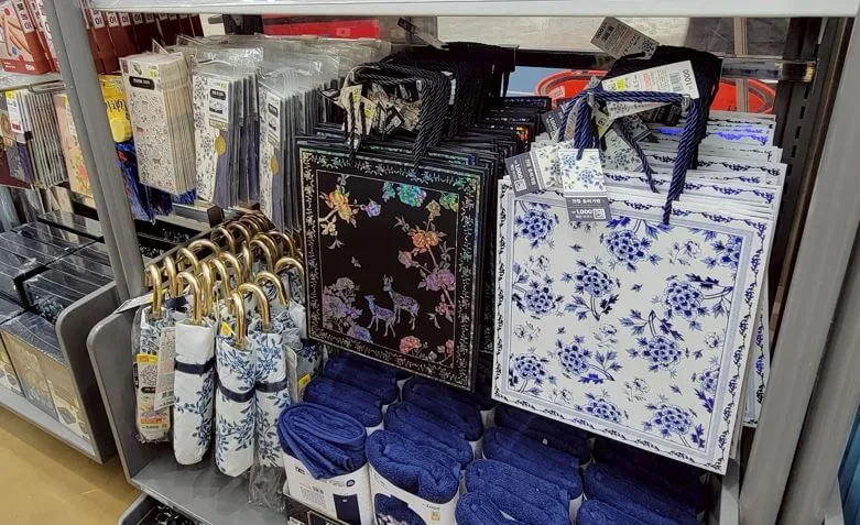 圧巻の12階建て店舗のフロアガイド