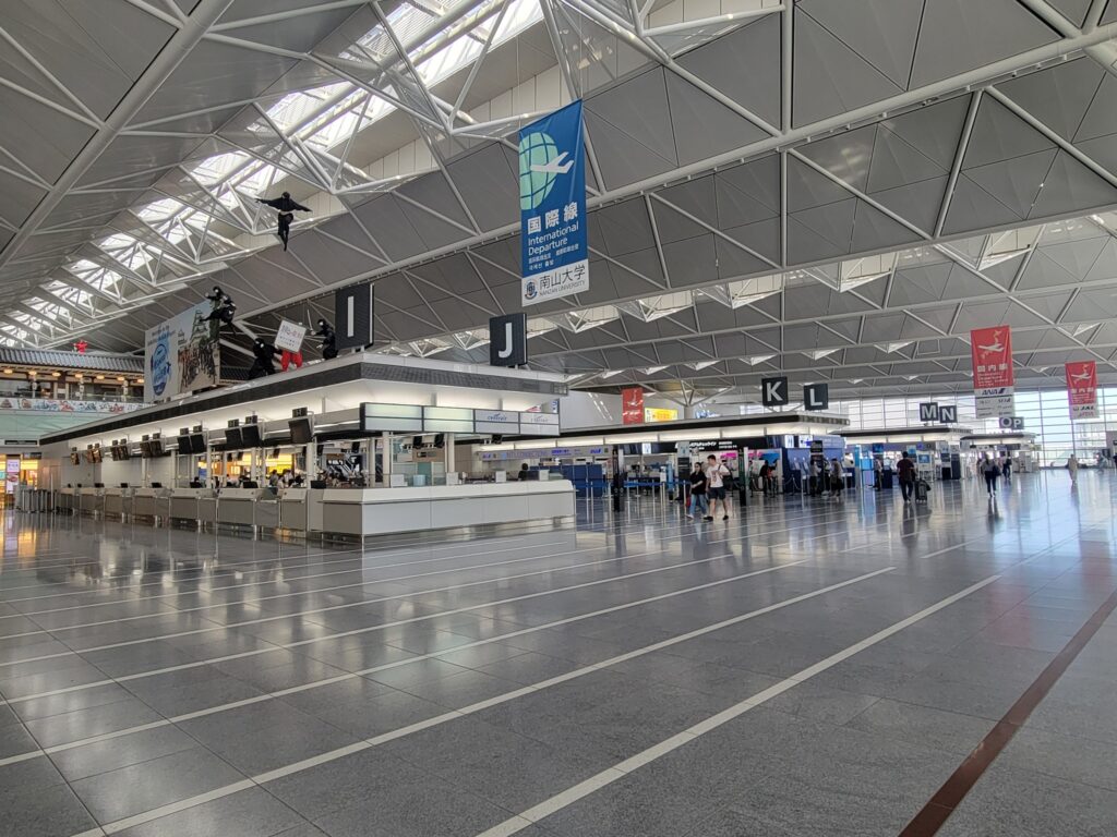 中部国際空港セントレアの国際線出発ロビーとチェックインカウンター