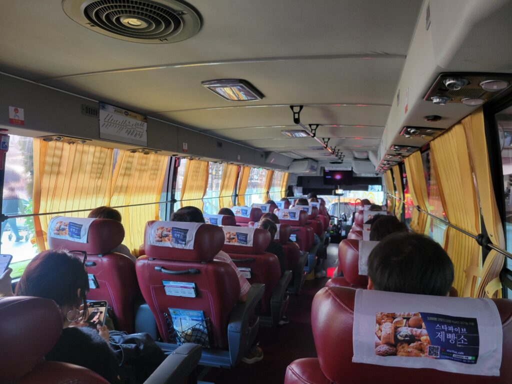 仁川国際空港からソウルへ向かう空港リムジンバスの車内と座席