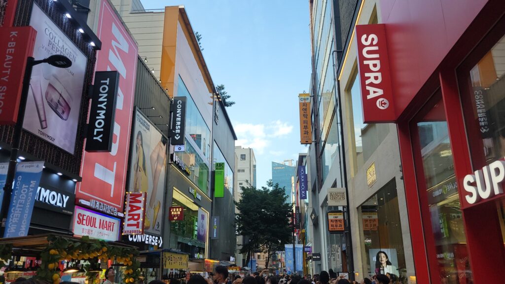 韓国コスメ店やショップの看板が並ぶソウル明洞のショッピングストリート